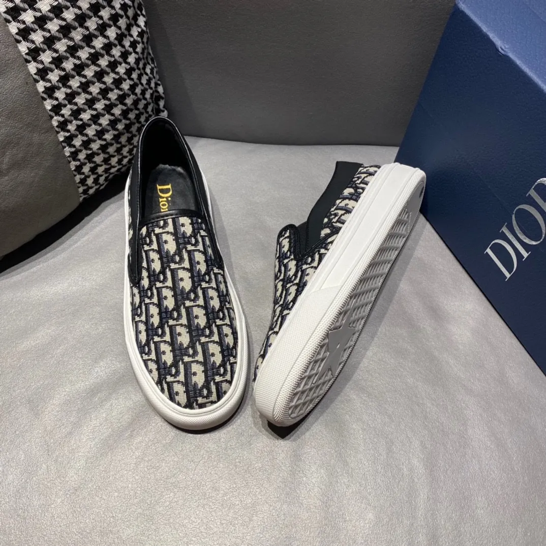 Men's men's shoes 💰360, Dior series casual shoes 👟🔥🕷🕷【Dior】Dior New casual men's shoes are launched in Hong Kong counters. Official website 1:1 production. Original Italian materials. Designed by European and American masters. Perfect shape to create counter quality, solid color rubber wear-resistant outsole and classic dazzling head! Super versatile and very comfortable. High-end without losing taste, fashionable and novel! ! Absolute focus! Code number: 38-45